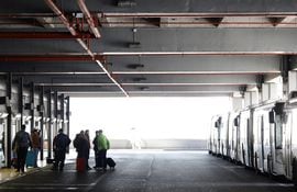 Pasajeros se reúnen junto a un autobús desde Milán que ha sido puesto en cuarentena después de la detección de un caso sospechoso de la enfermedad COVID-19 en Lyon, Francia, el 24 de febrero de 2020.