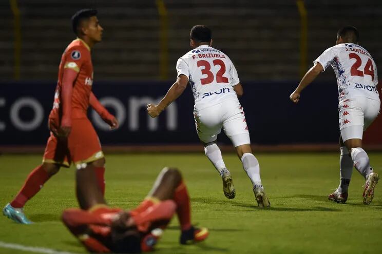 Feliciano Brizuela (32) y Jordan Santacruz (24) festejan el tanto del empate parcial de Nacional contra el Sport Huancayo por la ida de la Fase 1 de la Copa Libertadores.