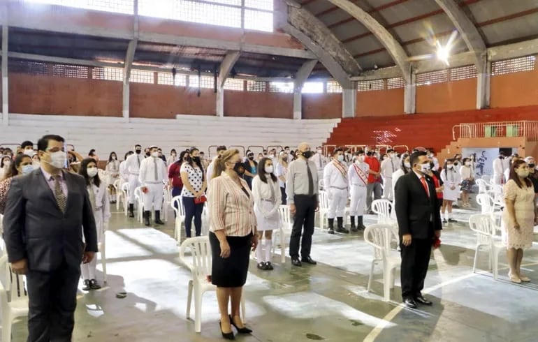 El ministro de Educación, autoridades del colegio y alumnos en el acto de graduación del CNC.