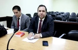 El fiscal Luis Piñánez (d) asegura que la situación procesal del diputado Miguel Cuevas no cambió y debe seguir preso.