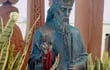 La imagen de San Blas y la cruz realizada con una roca traída de Armenia preside el ykuá San Blas en Encarnación.