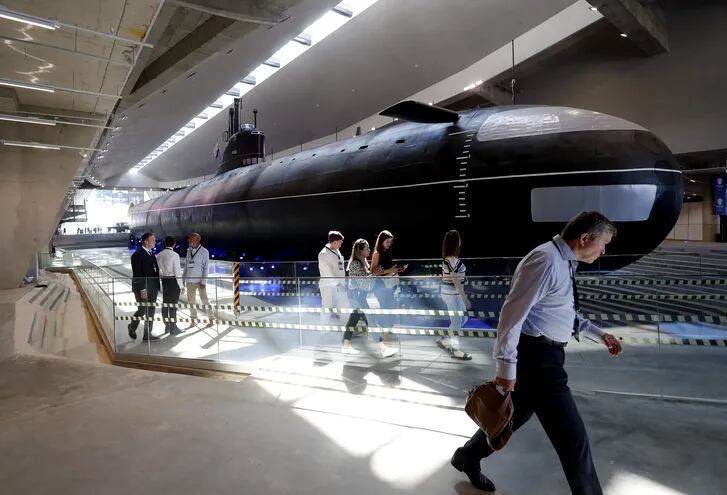 Imagen de referencia. Los visitantes pasan junto al submarino nuclear K-3 Leninsky Komsomol en el Salón Internacional de Defensa Marítima (IMDS) en Kronstadt, en las afueras de San Petersburgo, Rusia, el 21 de junio de 2021.