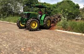 Un tractor de la Gobernación de Alto Paraná cuando salía de la propiedad privada.