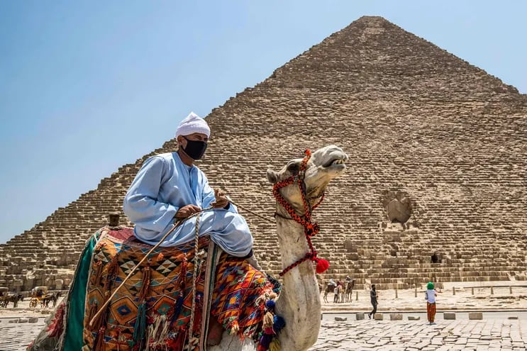 La pirámide de Keops, la pirámide de Kefrén y la pirámide de Micerinos, en Guiza, Egipto.
