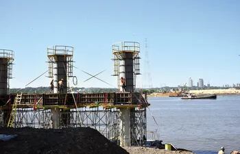 El Gobierno está construyendo importantes obras, como el Puente Asunción - Chaco’i, que hoy tiene problemas de financiamiento.