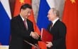 El presiedente de Rusia, Vladimir Putin, y el mandatario chino Xi Jinping, luego de la firma de acuerdos que fortalecerán las relaciones entre ambos países. ( SPUTNIK/AFP)