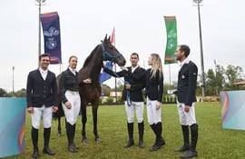 Ignacio Galeano, Ramona Eugster, Stieven Barwind, Agostina Llano y Martín Vera son los cinco atletas que compiten en equitación.