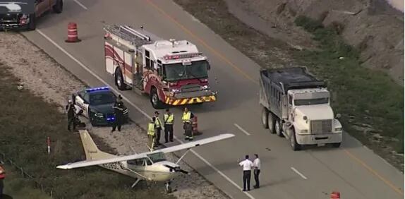 Avioneta aterriza de emergencia en carretera de entrada a una isla en Miami.