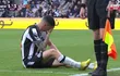 El paraguayo Miguel Almirón, jugador del Newcastle, durante la molestia en la rodilla en el partido frente al West Ham por la Premier League.