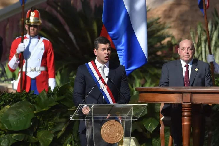 Santiago Peña, nuevo presidente de la República del Paraguay, da su primer discurso en el acto de asunción al cargo.