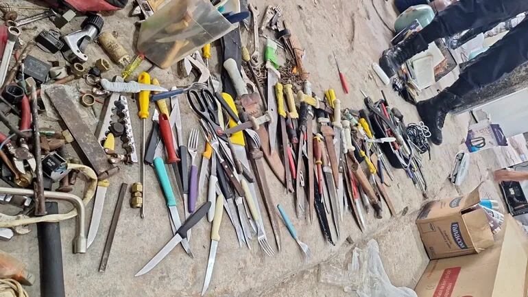 Parte de las armas incautadas durante la requisa en la cárcel de Tacumbú.