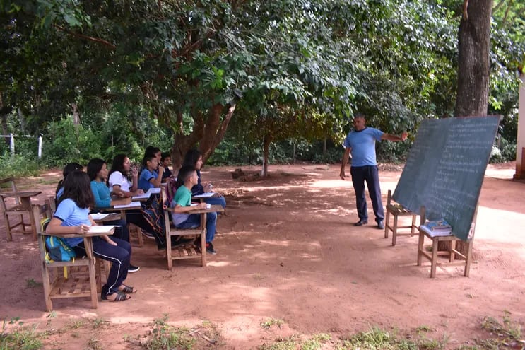 Alumnos de la escuela San Isidro de San Pedro de Yucmandyyú, dan clases bajo arboles, pagan consecuencias de la corrupción e inoperancia de las autoridades