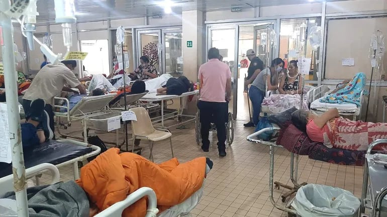 Sala de urgencia del Hospital Nacional de Itauguá, que desde hace varios días está colmado de pacientes.