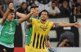 La celebración del entrenador de Guaraní, Gustavo Costas, junto a Cristian Báez, al pitazo final.