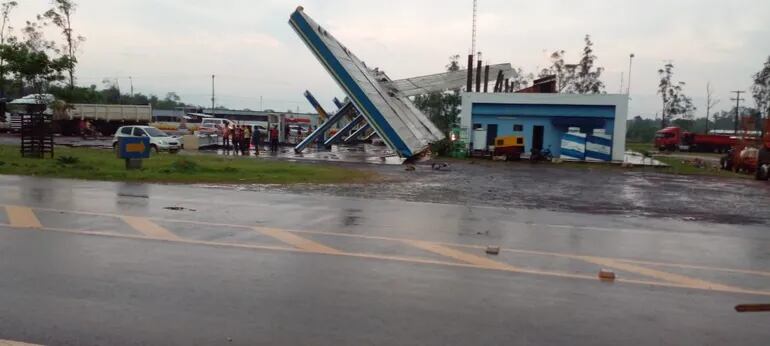 Una estación de servicios de Itacurubi del Rosario quedó destruida con el temporal, que se desató aproximadamente a las 16:00 de este sábado.