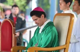 Monseñor Amancio Benítez, en un momento de reflexión de la misa que presidió ayer en la Basílica de la Virgen de los Milagros de Caacupé.