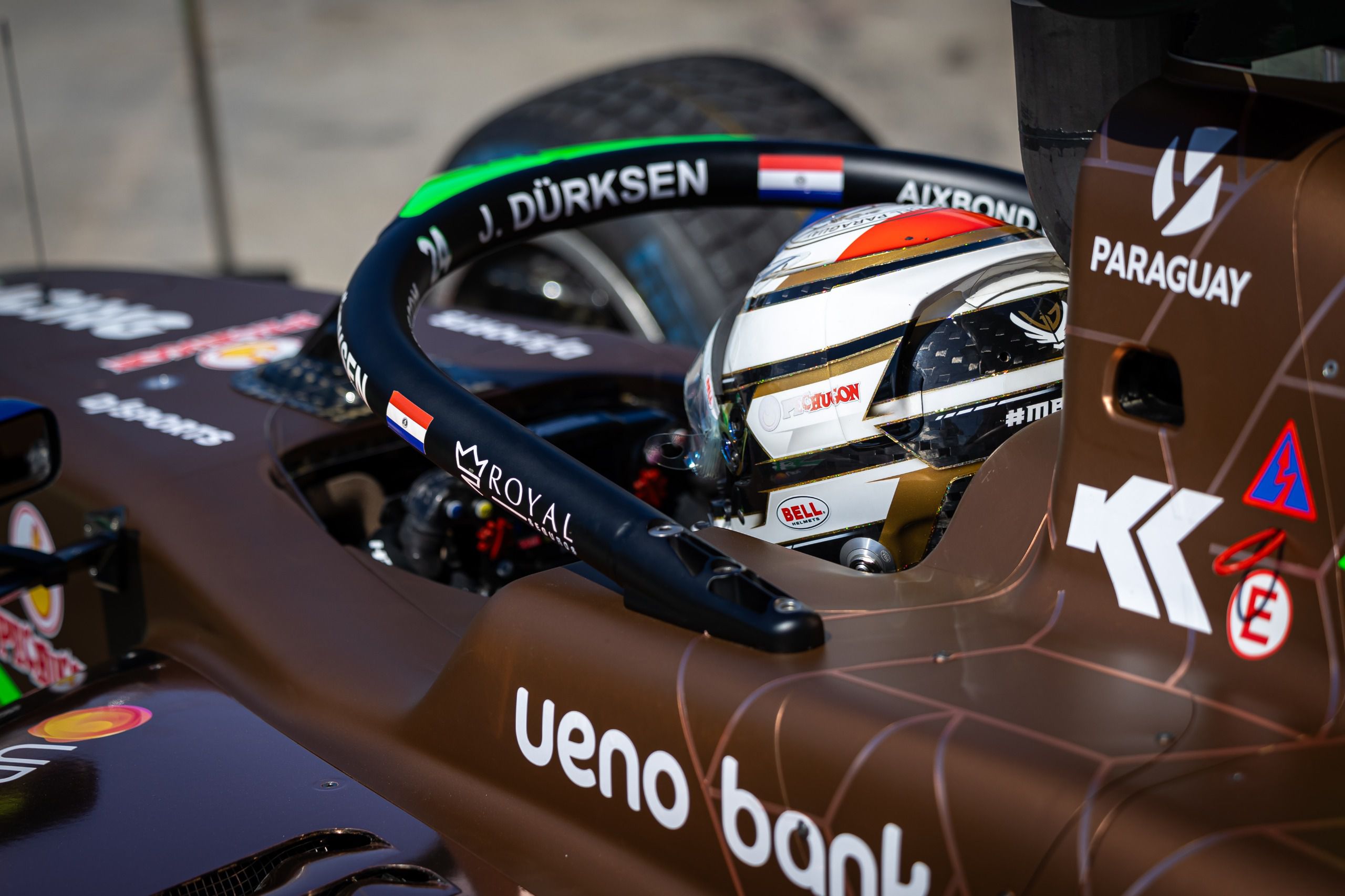 El monoplaza PHM AIX Racing del piloto paraguayo Joshua Duerksen en la clasificación de la carrera principal de la Fórmula 2, en Imola.