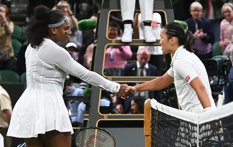 Harmony Tan (d) saluda a Serena Williams, a quien eliminó.