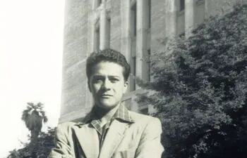 Carlos Castaneda (Carlos César Salvador Arana Castañeda, Cajamarca, Perú, 25 de diciembre de 1925 - Los Ángeles, California, 27 de abril de 1998).