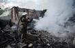Un bombero intenta sofocar un incendio en una casa destruida por un ataque ruso en Járkov, Ucrania, el pasado martes.