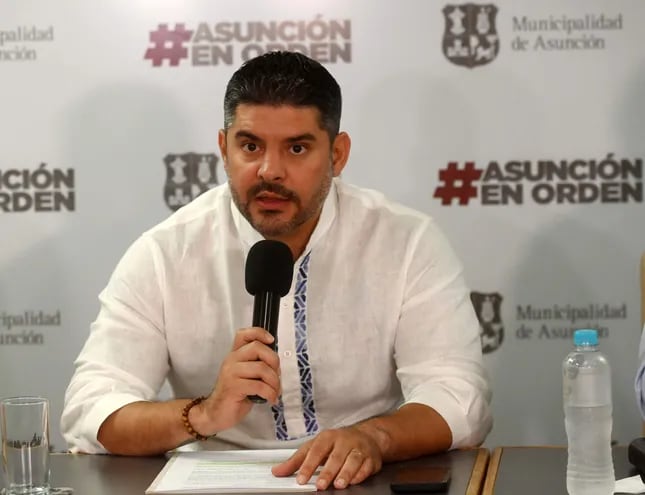 Óscar "Nenecho" Rodríguez, intendente de Asunción querellado por supuesta calumnia e injuria por la senadora Celeste Amarilla.