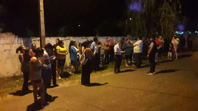 Pobladores del barrio Piquete Cué de la ciudad de Limpio se manifestaron frente la Comisaria local ante la creciente inseguridad en la zona.