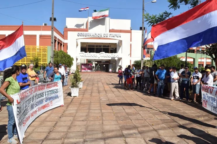 Manifestación frente a la Gobernación de Itapúa.