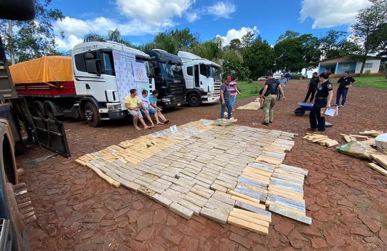 Policías de Investigaciones de Alto Paraná con la droga y los detenidos en Naranjal.