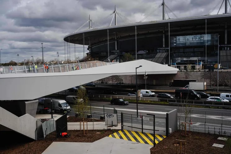 Puente peatonal que conecta el estadio 'Stade de France' con el Centro Acuático construido para los Juegos Olímpicos de París 2024 y que se utilizará para competiciones artísticas de natación, clavados y waterpolo en Saint Denis, cerca de París.