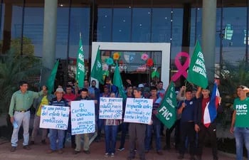 Agricultores de la FNC durante la manifestación frente a la Gobernación de Caaguazú.