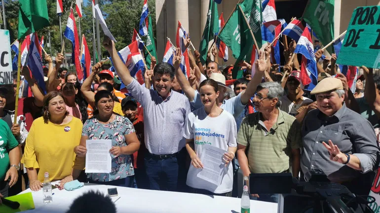 Efraín Alegre y la candidata a vicepresidenta por la Concertación, Soledad Núñez, tras la firma de compromiso con la Federación Nacional Campesina.