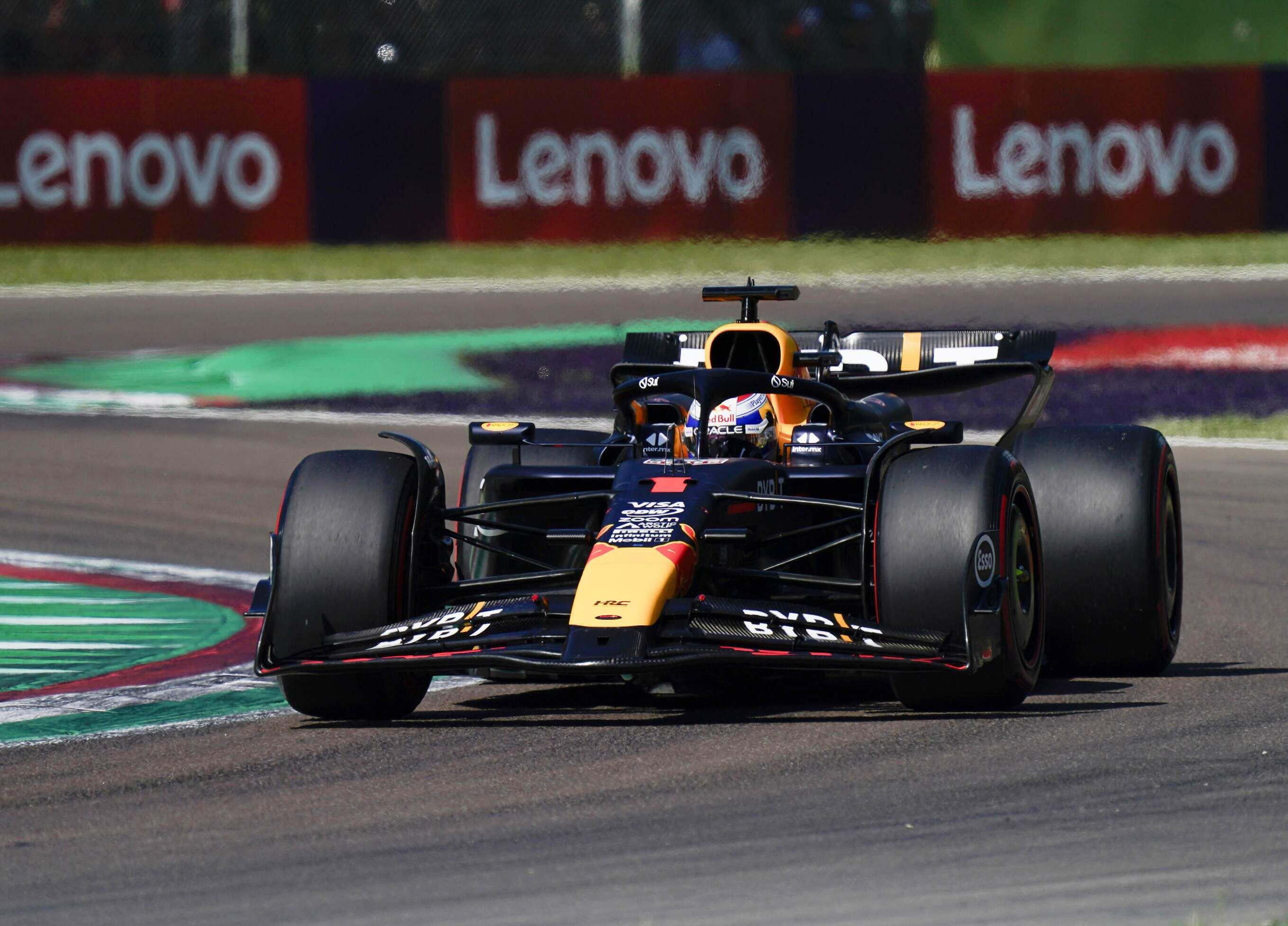 El Red Bull Racing del piloto neerlandés Max Verstappen en la sesión clasificatoria del Gran Premio de Emilia-Romaña en el Autódromo Internacional Enzo e Dino Ferrari, en Imola, Italia.
