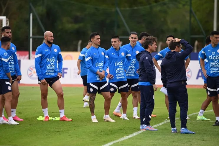 Imágenes del entrenamiento de este martes de la Selección Paraguaya, con Jesús Medina en el fondo.