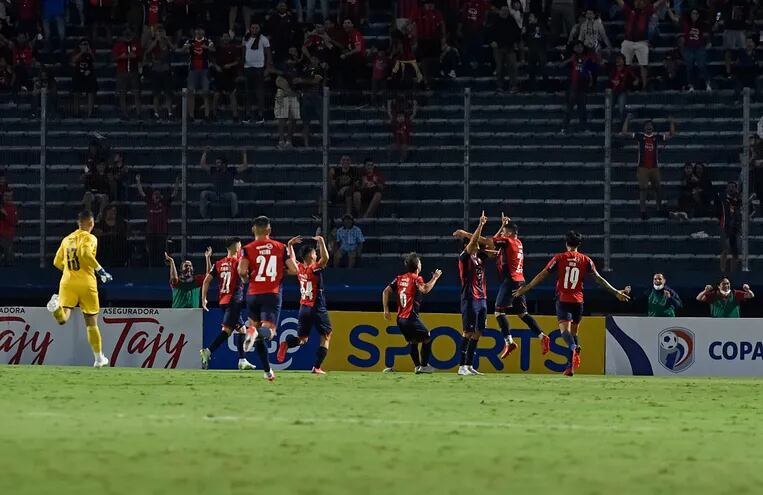 Marcelo Moreno Martins celebra el tanto que convirtió contra Libertad por la décima jornada del torneo Apertura 2022.