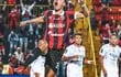 Fernando Lesme salta y festeja el primero de los dos goles que marcó para la victoria de la Liga Deportiva Alajuelense
