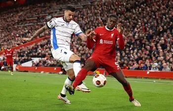 Atalanta's Italian forward #90 Gianluca Scamacca (L) vies with Liverpool's French defender #05 Ibrahima Konate during the UEFA Europa League quarter-final first leg football match between Liverpool and Atalanta at Anfield in Liverpool, north west England on April 11, 2024. (Photo by Darren Staples / AFP)