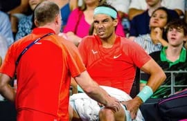 .Con síntomas de dolor, el tenista español Rafael Nadal (37 años) quedó eliminado de Brisbane.