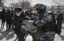 Policías de Moscú arrestan a un manifestante, que exigía el fin de la guerra contra Ucrania. La organización OVD-Info dijo que al menos 3.000 personas fueron detenidas y quedaron bajo investigación. (EFE)