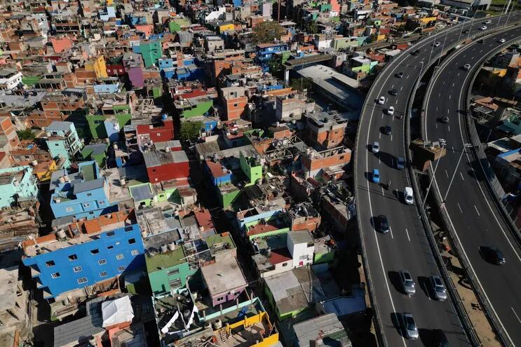 Vista aérea de la favela Padre Carlos Mujica, conocida como Villa 31 en Buenos Aires, el 8 de enero de 2024. La mayor cantidad de inmigrantes paraguayos optó por quedarse a vivir en esta zona de Argentina. (Foto de Luis ROBAYO/AFP)