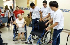 personas-con-discapacidad-fisica-de-todas-las-edades-ayer-recibieron-en-donacion-sillas-de-ruedas-bastones-andadores-o-muletas-segun-su-necesidad--221838000000-1440276.jpg