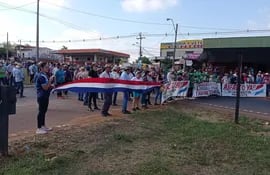 Los pobladores bloquean la Ruta PY02 para exigir la pavimentación de la calle Monday, que une los distritos Juan Emiliano O´Leary y San Cristóbal.