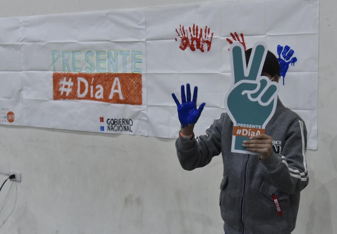 Un joven posa para una foto en el llamado "Día A", para niños y jóvenes de entre 12 a 17 años en la sede de la Secretaría Nacional de Deportes.