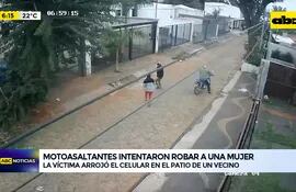 Video: Motoasaltantes intentaron robar a una mujer