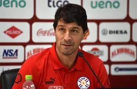 El argentino Daniel Garnero, entrenador de la selección paraguaya, en la conferencia de prensa previa al partido frente a Chile por las Eliminatorias Sudamericanas 2026.