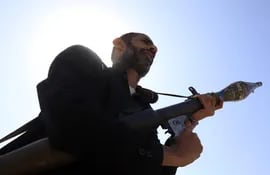 Un combatiente leal a los hutíes con un lanzacohetes durante una manifestación contra Estados Unidos en Saná, Yemen, el pasado lunes.