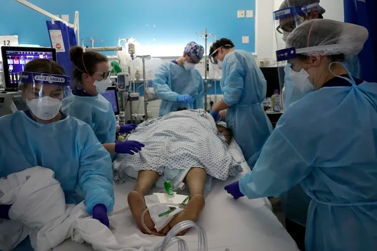 Personal de una unidad de cuidados críticos atienden a un paciente con Covid-19, en el hospital King's College, en Londres.