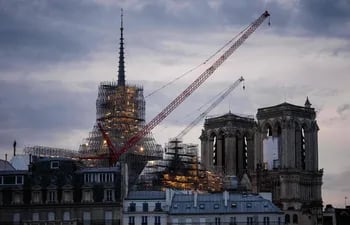 El desmontaje del andamio alrededor de la flecha de la catedral de Notre Dame, devastada por un incendio en 2019, “comenzó hace unos días” y ésta debería ser totalmente visible para los Juegos Olímpicos de París.