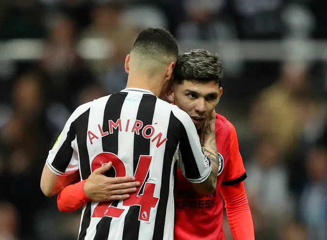 Miguel Almirón y Julio Enciso, a los abrazos al final del partido entre el Newcastle y el Brighton.