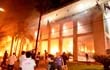 Manifestantes contra la enmienda  queman parcialmente la sede del Senado,  luego de que la Policía haya abandonado el sitio.
