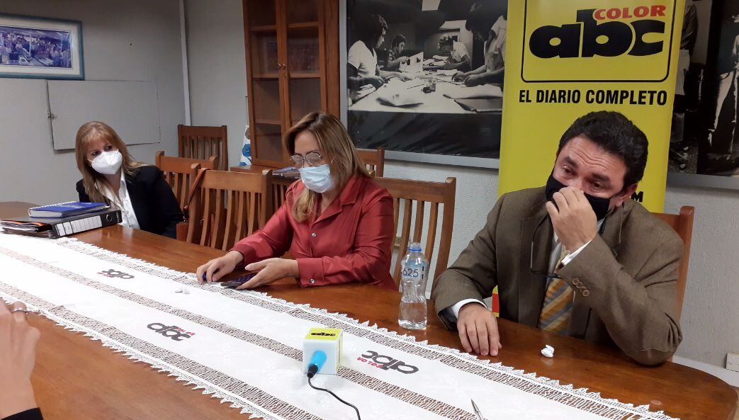 María Galván, Carmen Alonso y José Ortiz, autoridades de Conajzar en redacción de ABC (i a d).